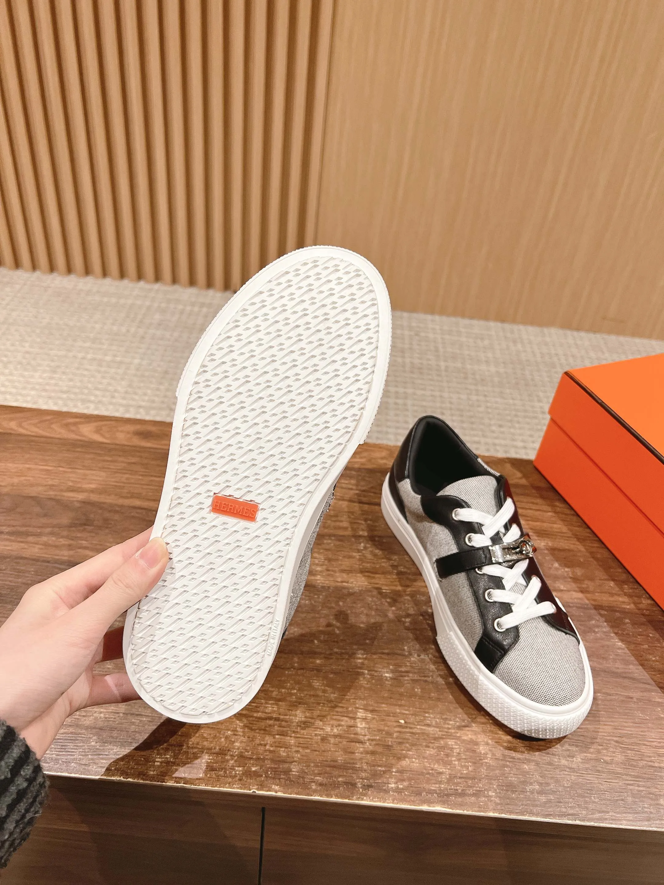 👟👟Ex-factory price 520👟👟 [Cloth cover]🍓 𝐇𝐄𝐑𝐌𝐄𝐒 Hermès classic couple model #𝐊𝐞𝐥𝐥𝐲 buckle casual white shoes skateboard shoes, no shoes collision at all, full of unknown Hermès It’s rare to find flat casual shoes, and they come with classic palladium-plated Kelly shoe buckles! People will fall in love with it at first glance. It is very versatile ~ you can wear it with skirts and pants at will. 🉑️Close your eyes and look super noble. ❥ MATERIAL Specific cowhide/canvas material, sheepskin lining, original molded TPU outsole Size: 35-44